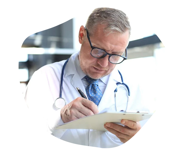 Médico especialista avaliando documentação clínica